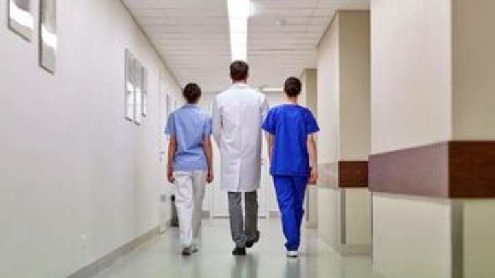 Κορονοϊός: Προς επιστράτευση ιδιωτών γιατρών;