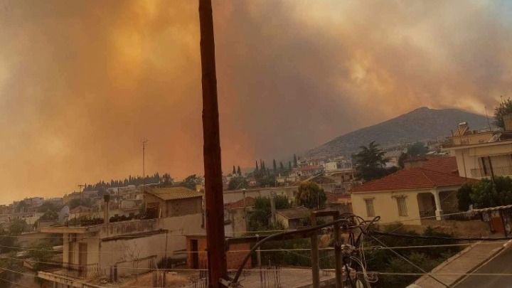 Πυρκαγιές: Ανεξέλεγκτη η κατάσταση στην περιοχή Καραμπά (Ν. Αγχίαλος) – Εκρήξεις σε αποθήκη πυρομαχικών – Εκκενώσεις χωριών