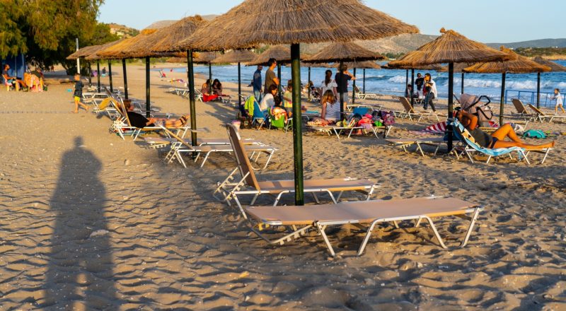 Πρόστιμα έως 60.000 ευρώ σε όσους «φράζουν» την πρόσβαση στις παραλίες και ποινικές κυρώσεις